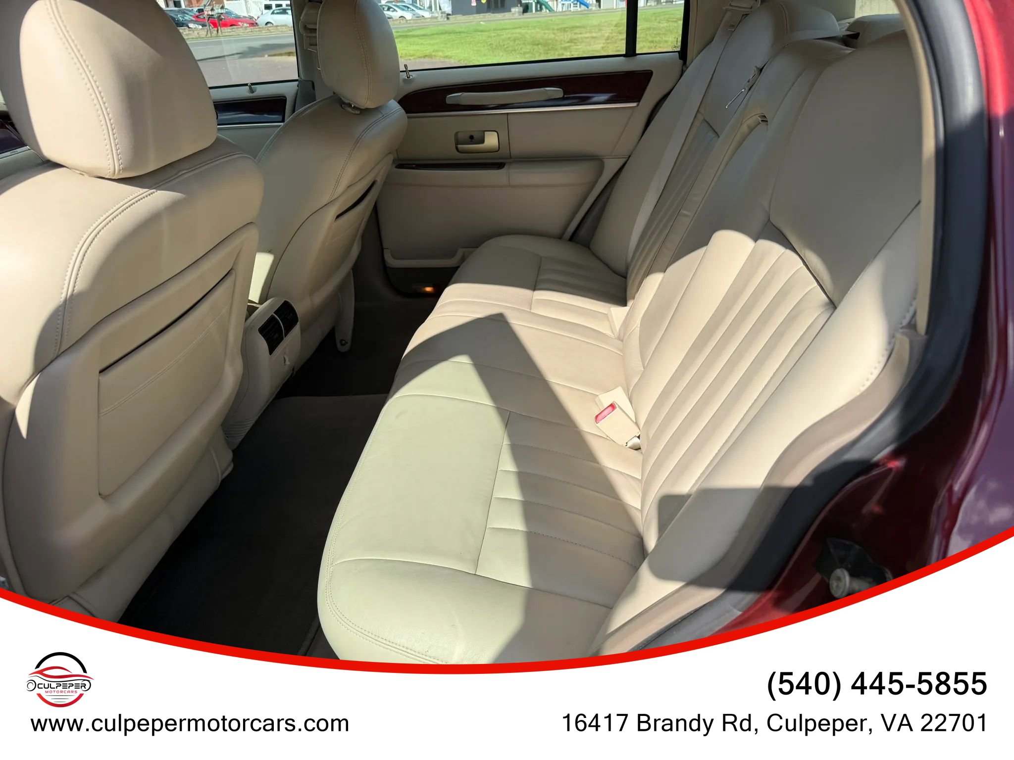 Used 2004 Lincoln Town Car Signature RWD image 9