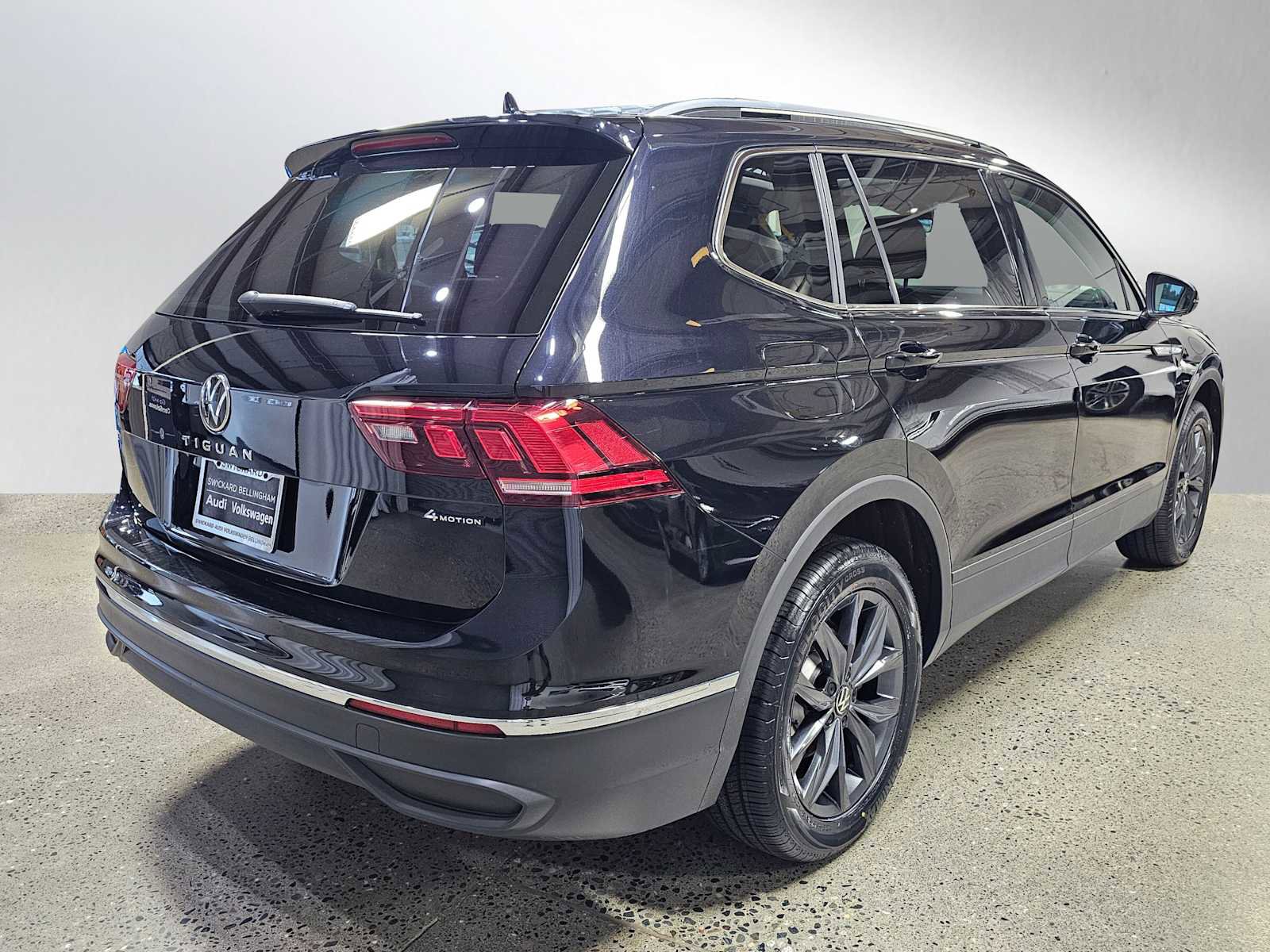 Used 2023 Volkswagen Tiguan SE w/ Panoramic Sunroof Package image 3