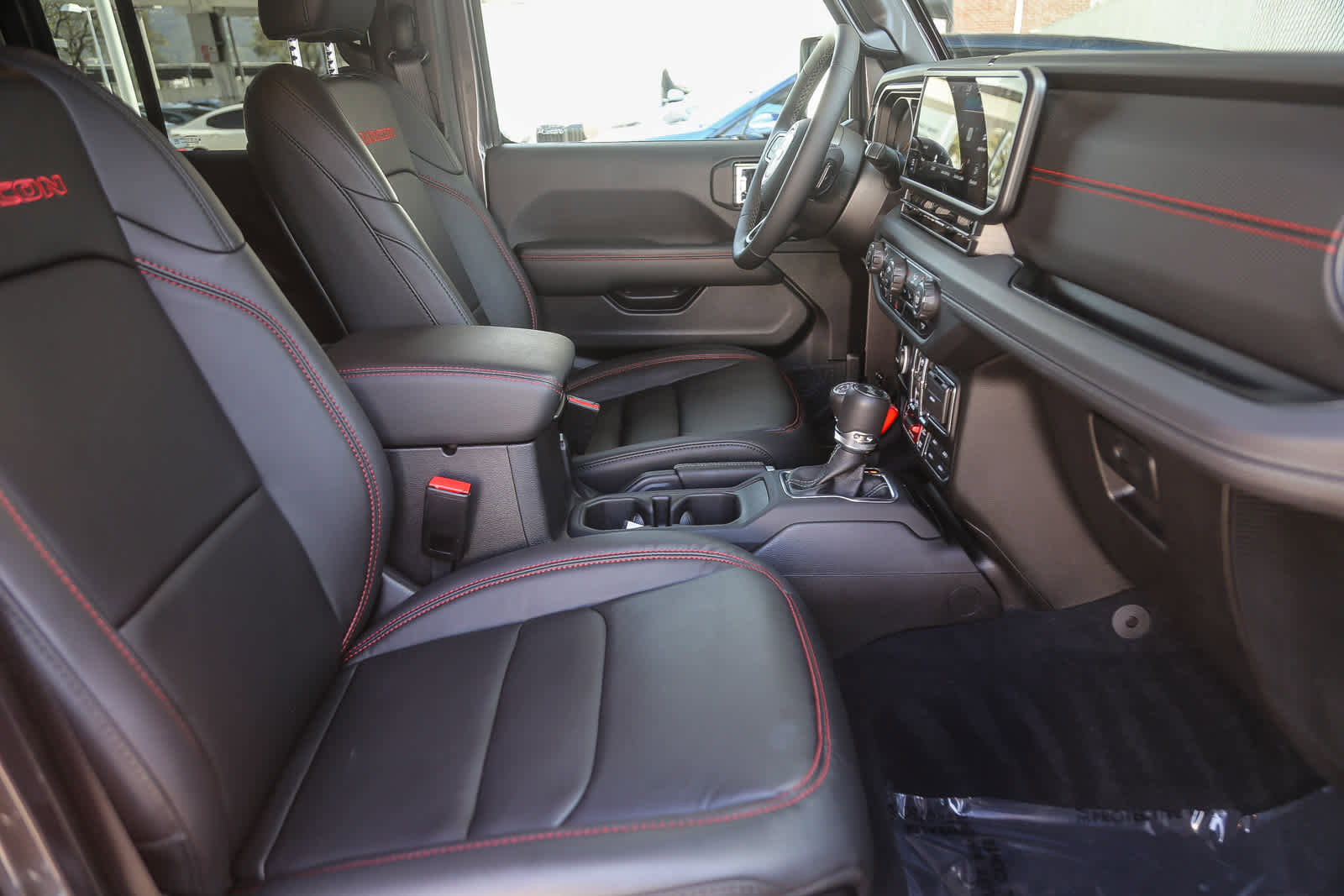 Used 2025 Jeep Wrangler Unlimited Rubicon w/ Convenience Group image 14