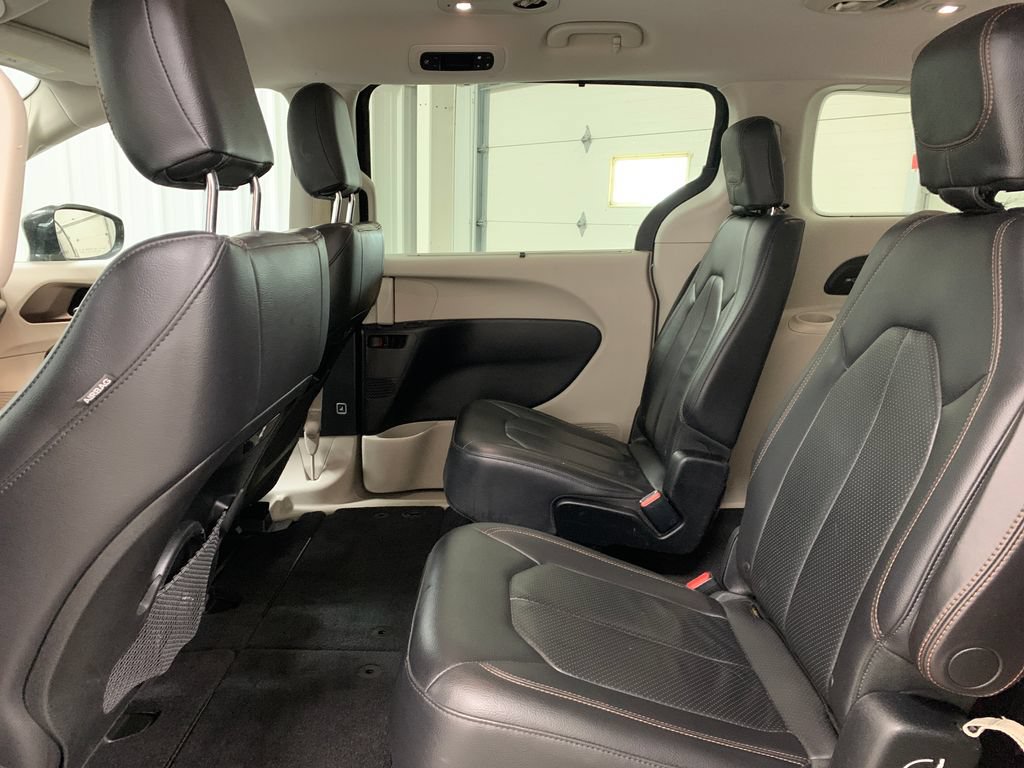 Used 2018 Chrysler Pacifica Touring-L w/ Tire & Wheel Group FWD image 12