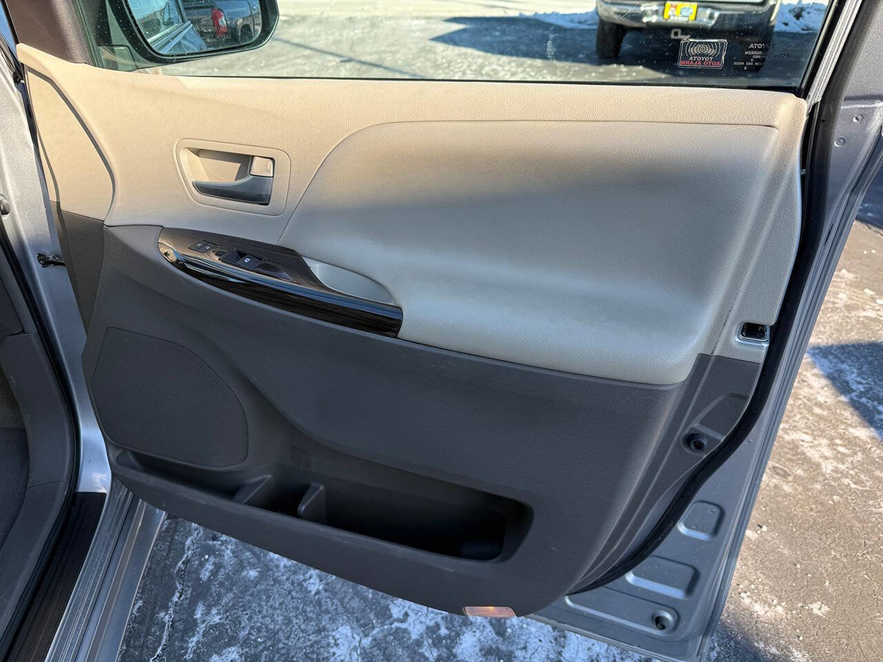 Used 2015 Toyota Sienna XLE Premium image 37