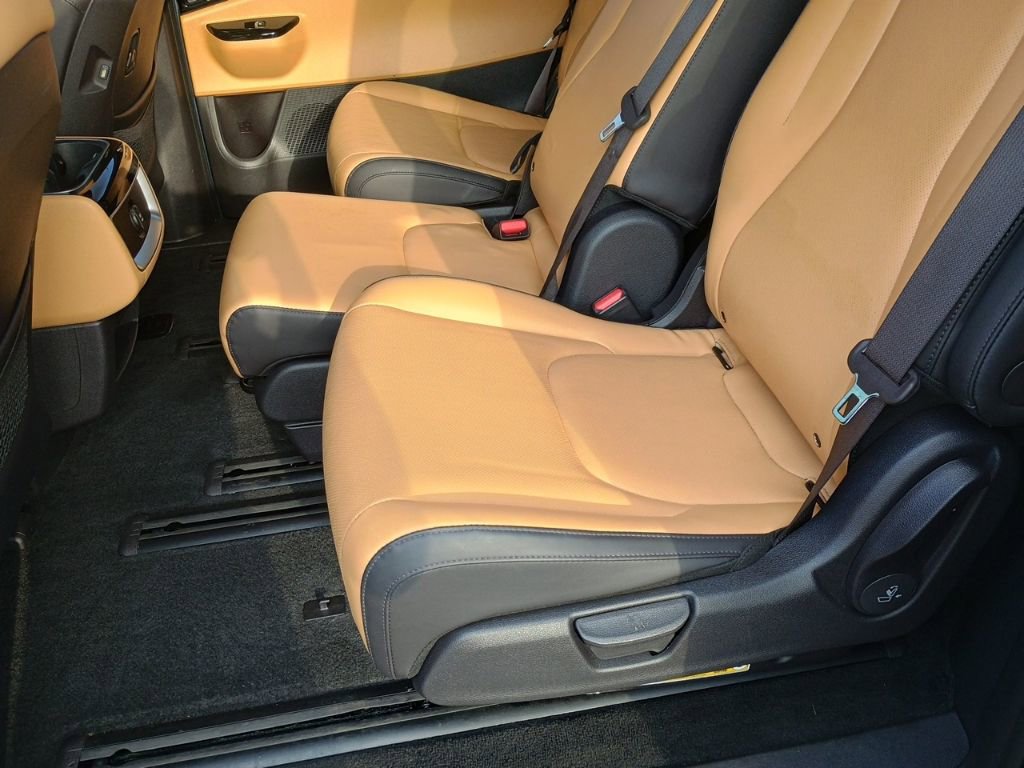 Used 2024 Kia Carnival EX image 14