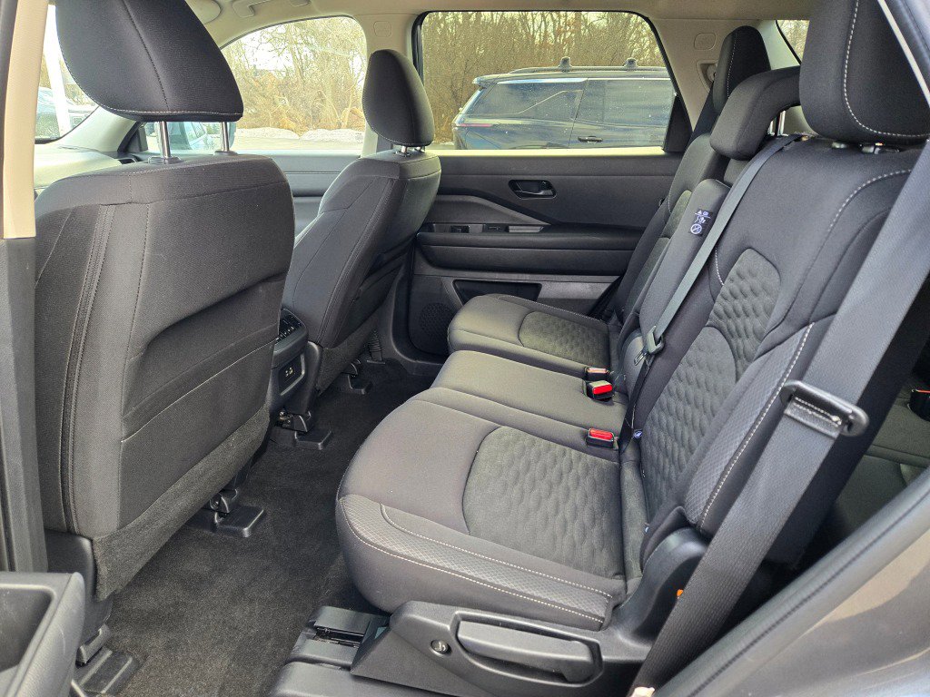 Used 2025 Nissan Pathfinder SV image 19
