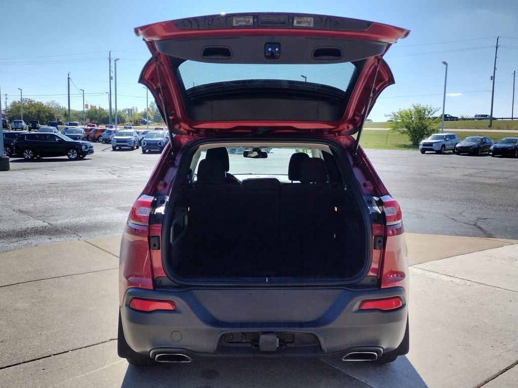 Used 2017 Jeep Cherokee Latitude w/ Cold Weather Group image 11