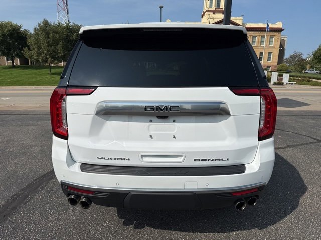 Used 2022 GMC Yukon XL Denali w/ Advanced Technology Package image 4