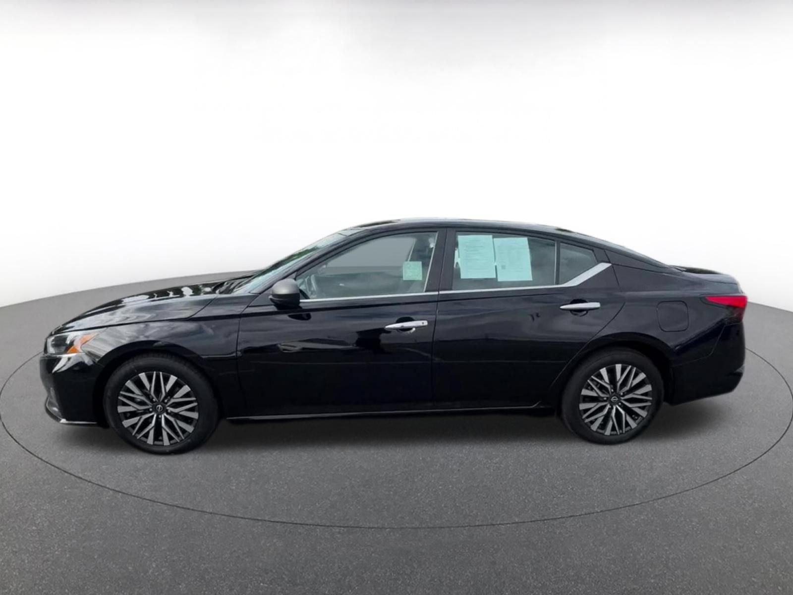 Used 2025 Nissan Altima 2.5 SV FWD image 9