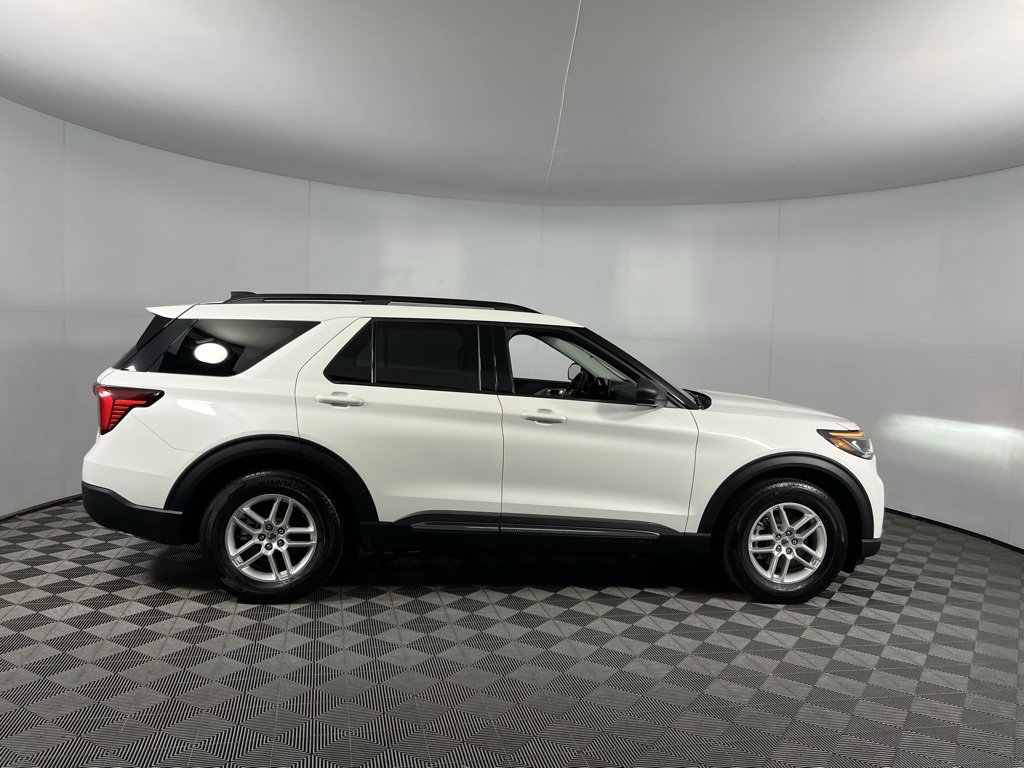 Used 2025 Ford Explorer Active image 3