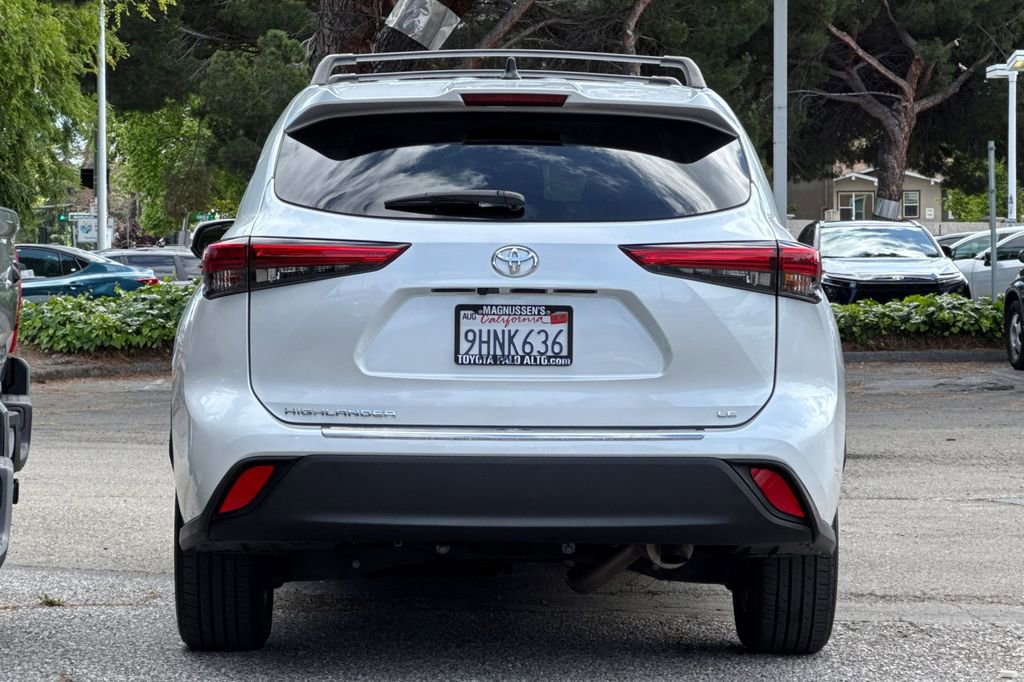 Used 2023 Toyota Highlander LE FWD image 4