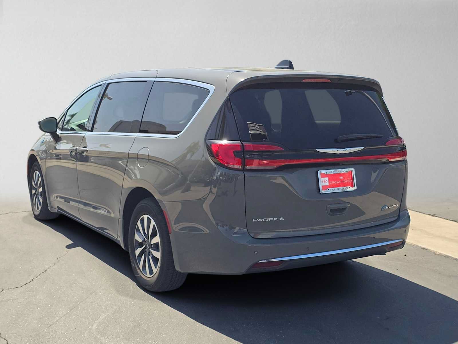 Used 2023 Chrysler Pacifica Touring-L FWD image 5