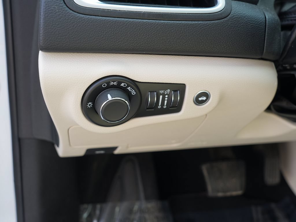 Used 2016 Chrysler 200 Limited w/ Travel & Safety Group FWD image 17
