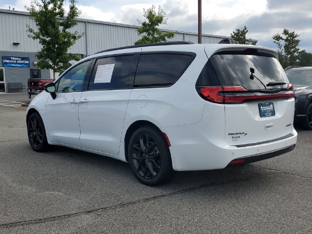 Certified 2025 Chrysler Pacifica Limited FWD image 6