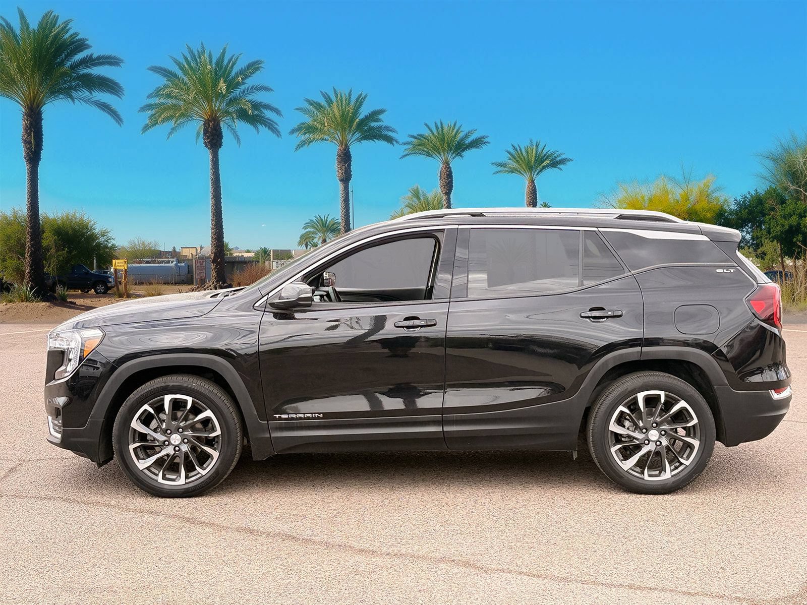 Used 2023 GMC Terrain SLT FWD image 2