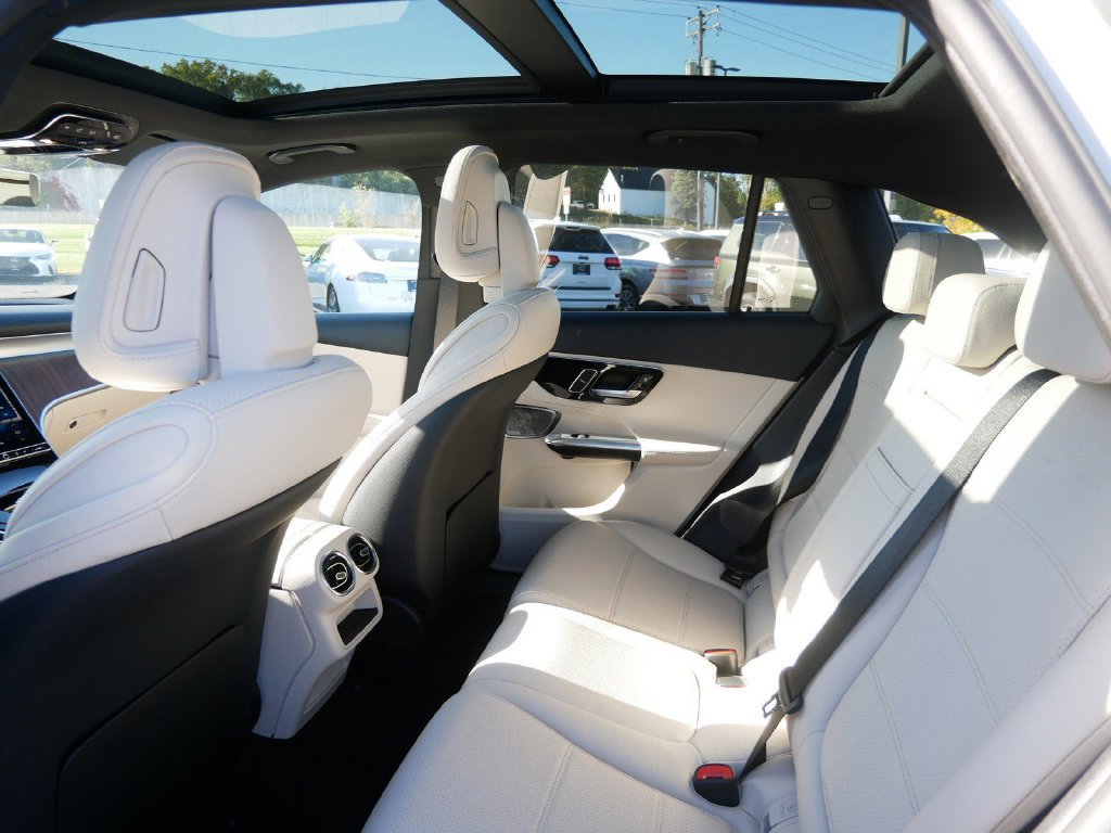 Used 2025 Mercedes-Benz GLC 300 4MATIC image 11