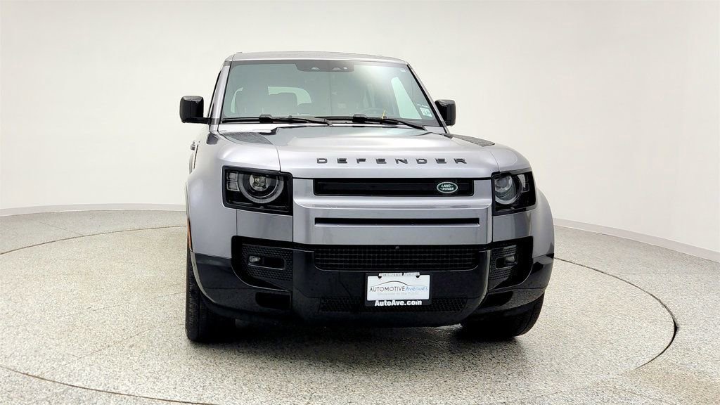 Used 2024 Land Rover Defender 130 X-Dynamic SE image 2