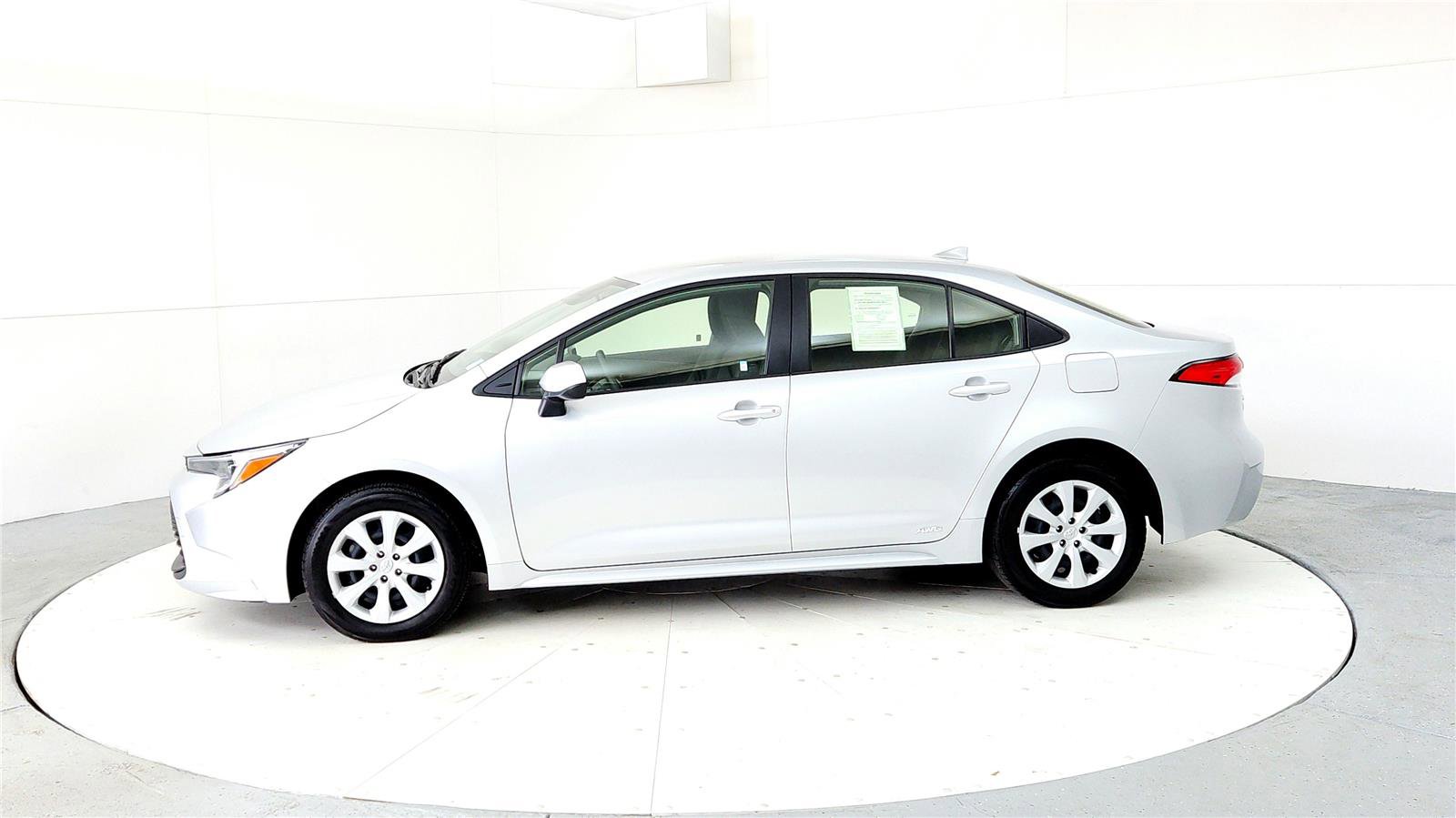 Used 2024 Toyota Corolla LE image 3