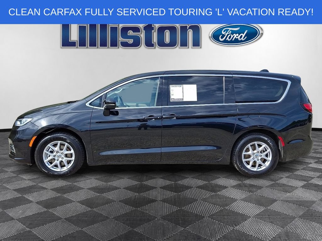 Used 2023 Chrysler Pacifica Touring-L FWD image 7