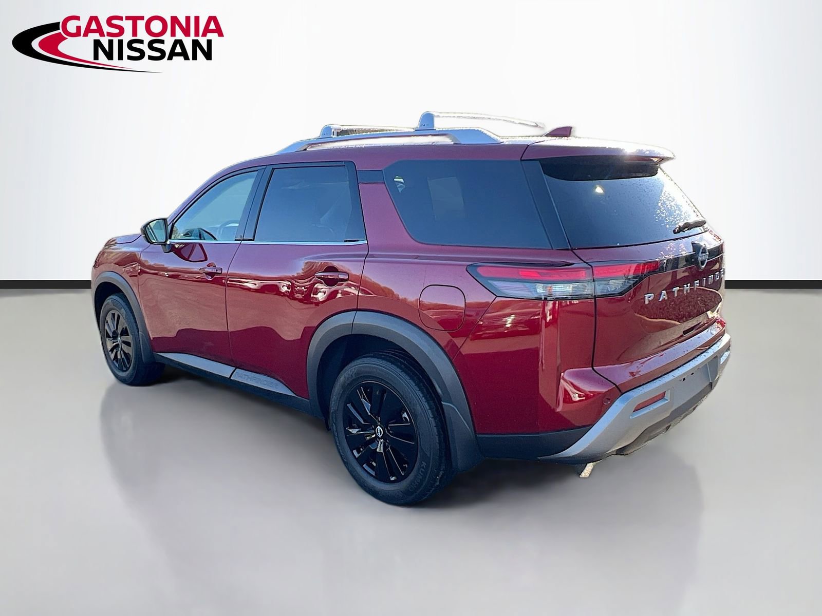 Used 2024 Nissan Pathfinder SL FWD image 6