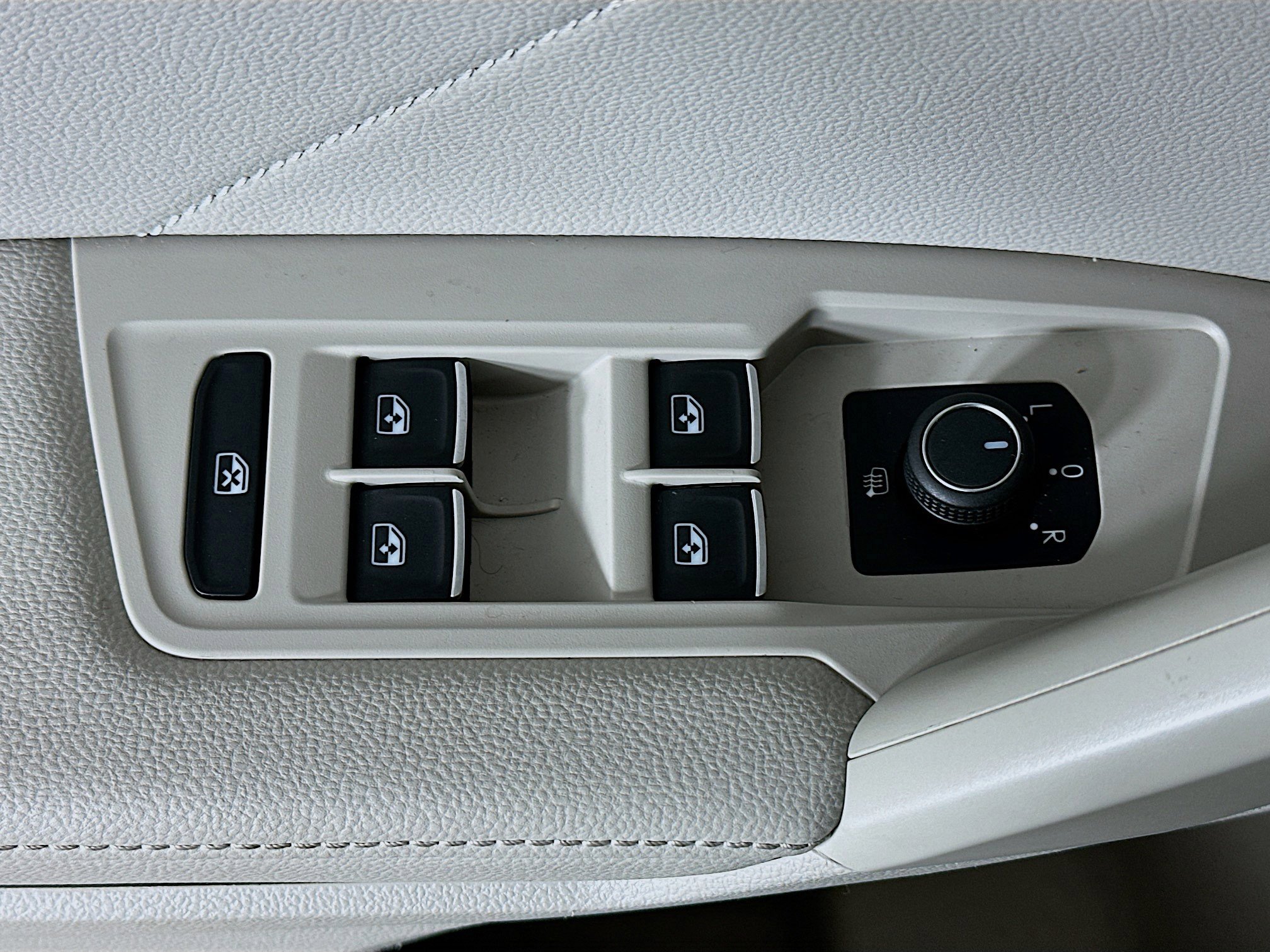 Used 2023 Volkswagen Tiguan SE image 15