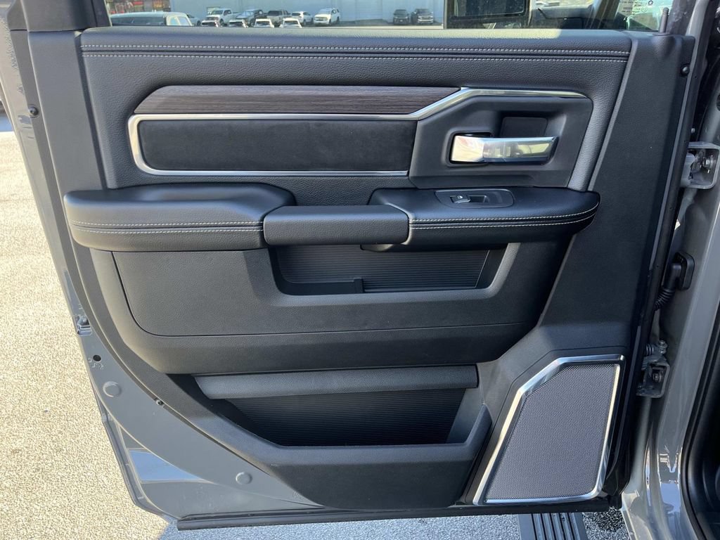 New 2026 RAM 2500 Laramie AWD/4WD image 17