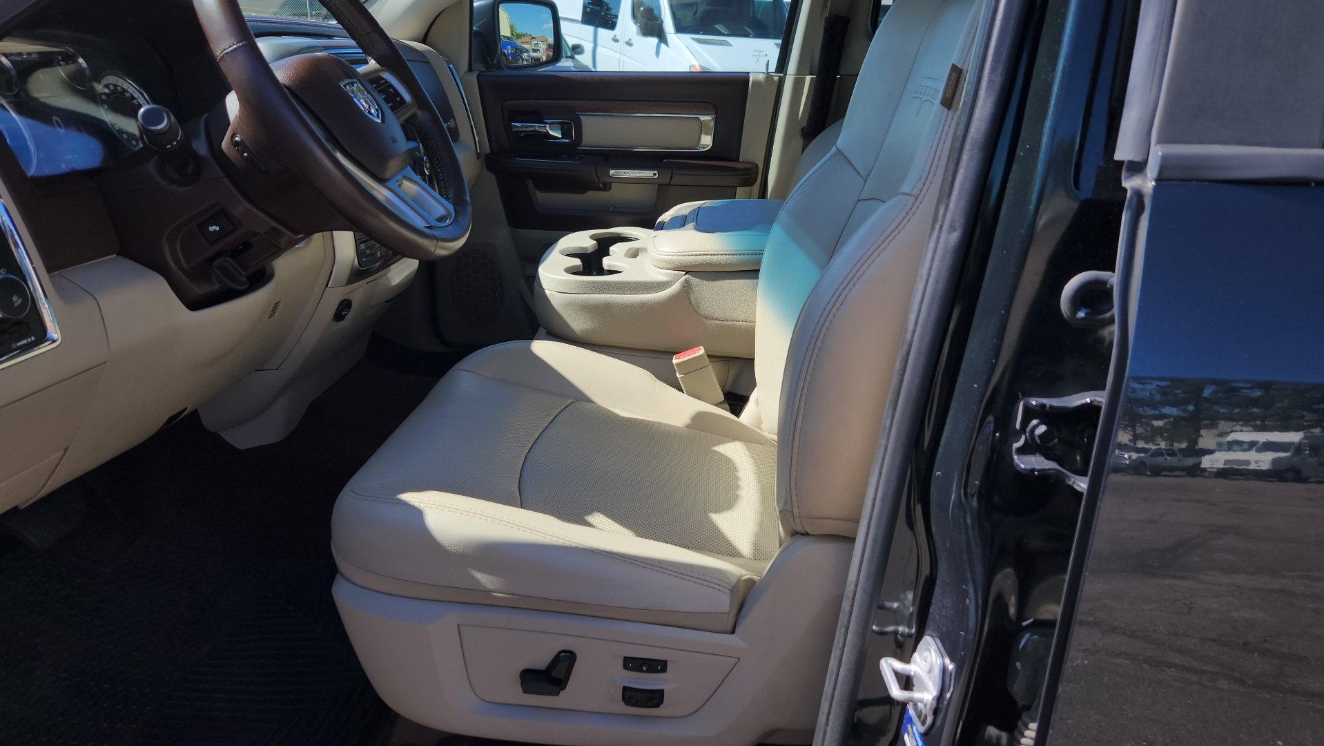 Used 2016 RAM 1500 Laramie AWD/4WD image 16