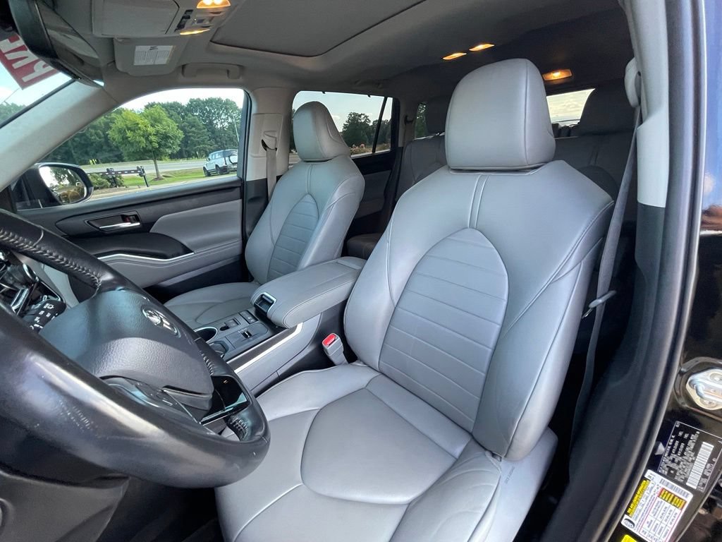 Used 2021 Toyota Highlander XLE FWD image 23
