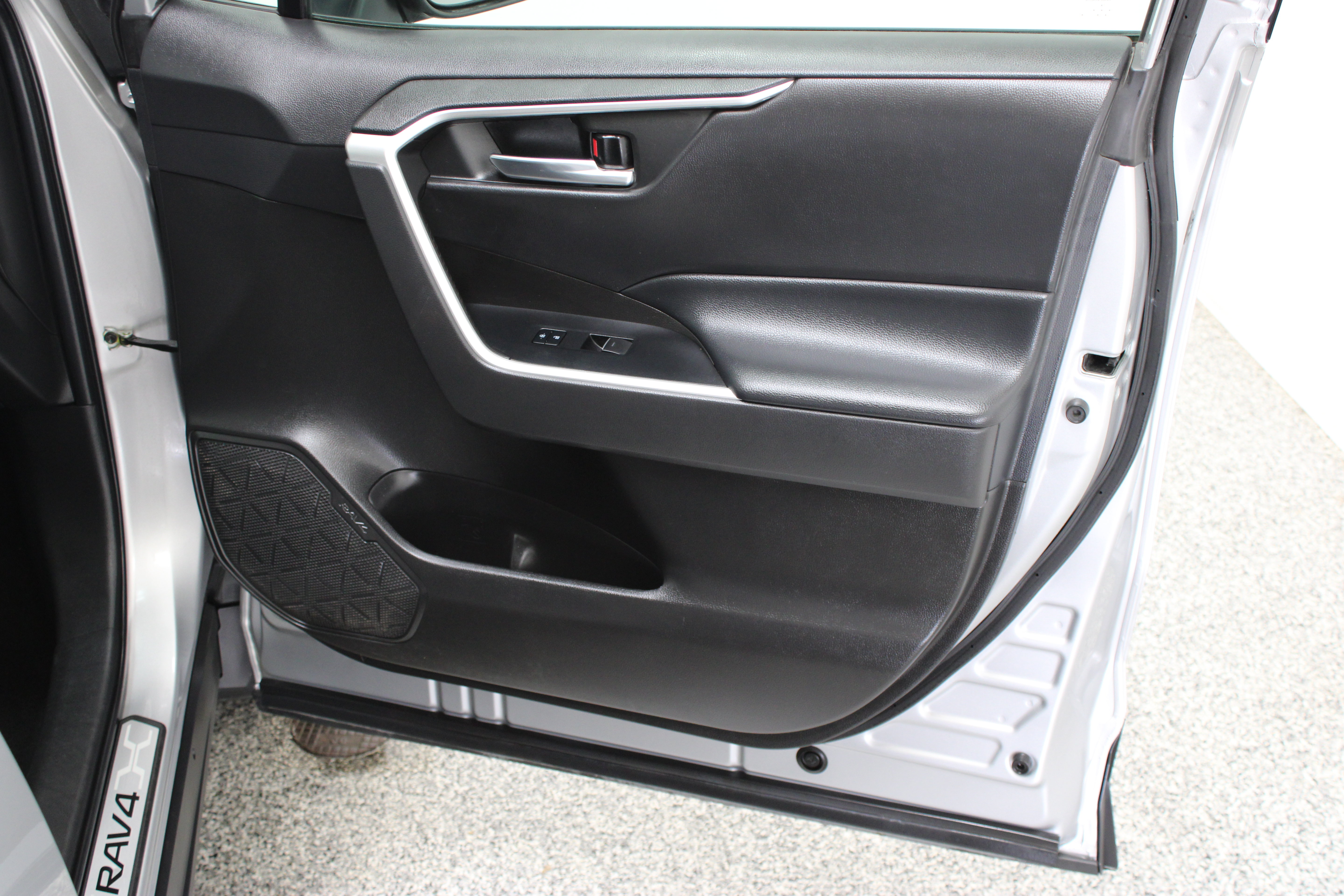 Used 2022 Toyota RAV4 XLE AWD/4WD image 33