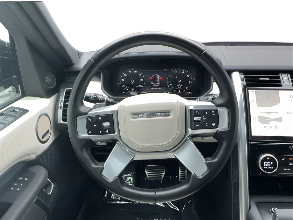 Used 2023 Land Rover Discovery Metropolitan Edition AWD/4WD image 37