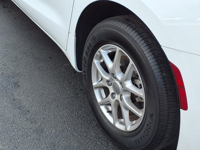 Used 2024 Chrysler Pacifica Touring-L FWD image 22