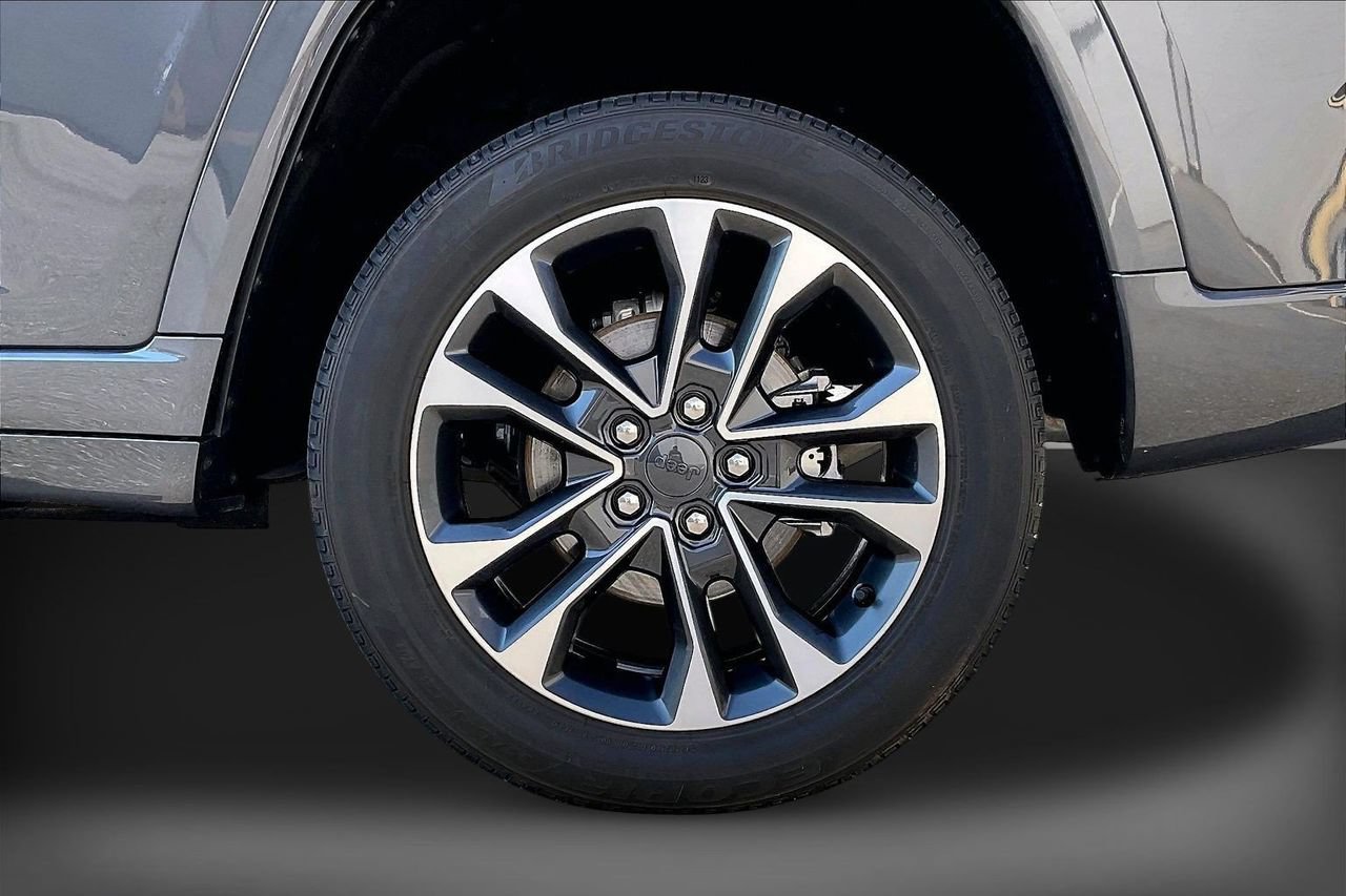 Certified 2023 Jeep Grand Cherokee Overland AWD/4WD image 36