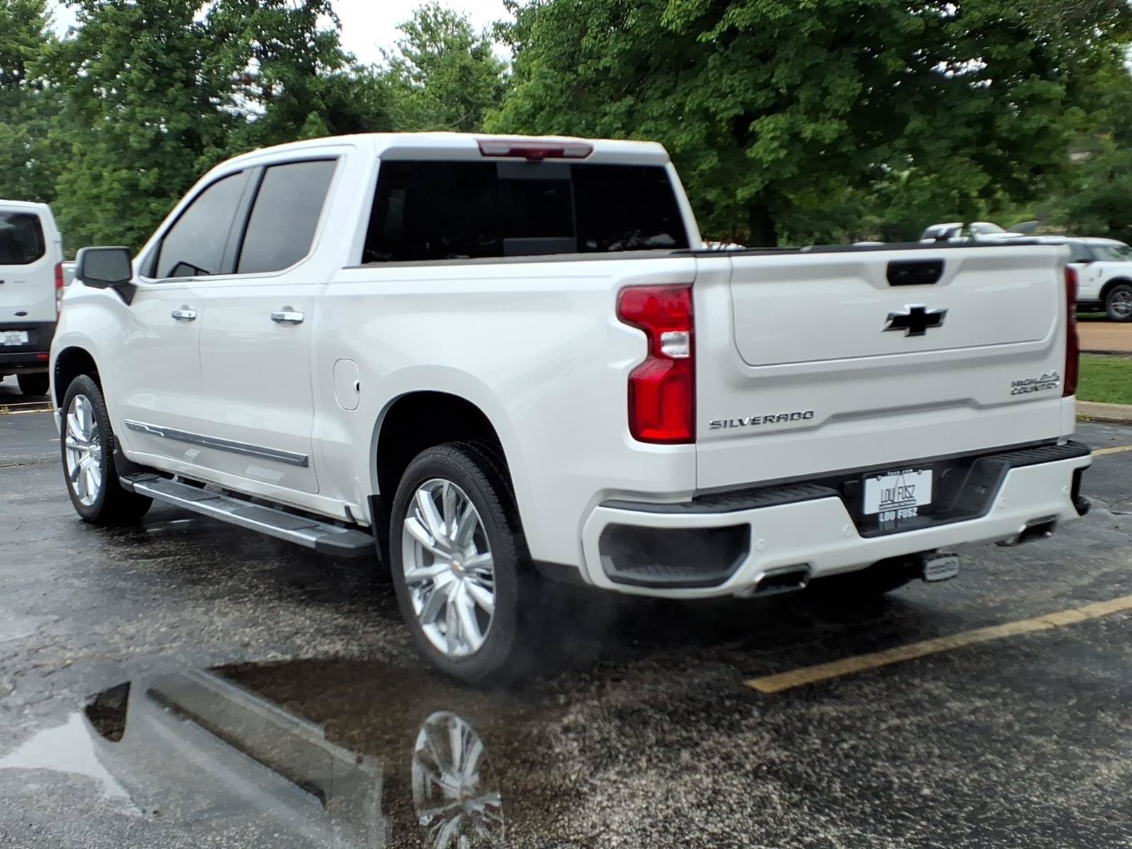 Used 2024 Chevrolet Silverado 1500 High Country w/ High Country Premium Package AWD/4WD image 6