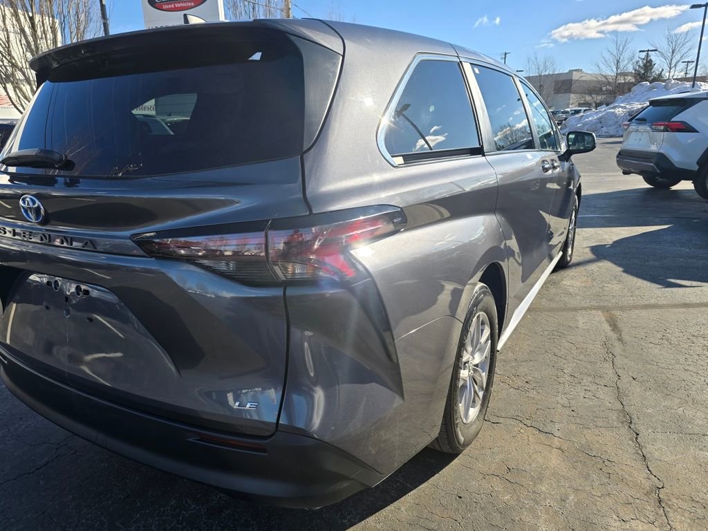 Used 2025 Toyota Sienna LE image 8
