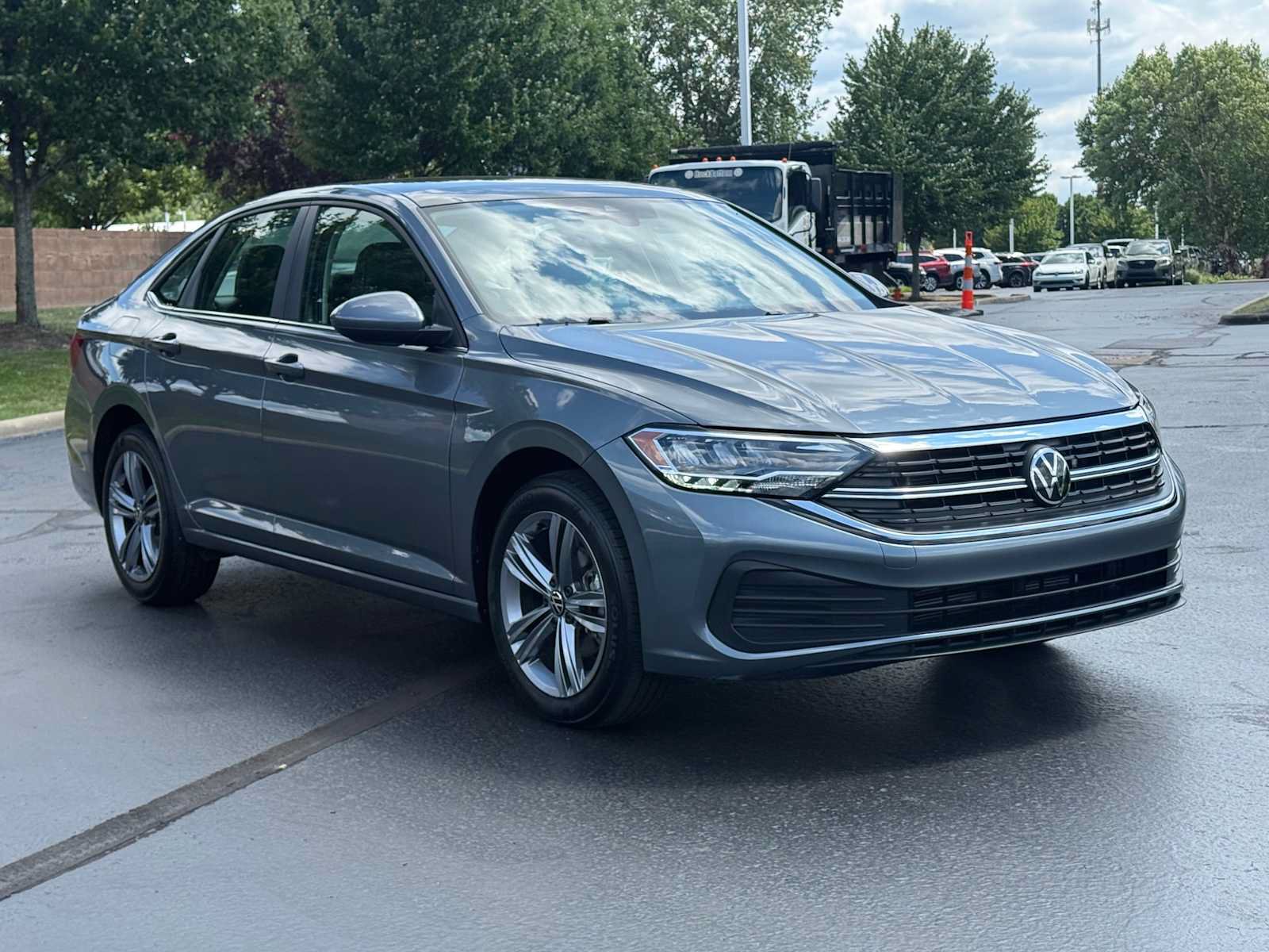 Certified 2023 Volkswagen Jetta SE w/ Panoramic Sunroof Package FWD image 3