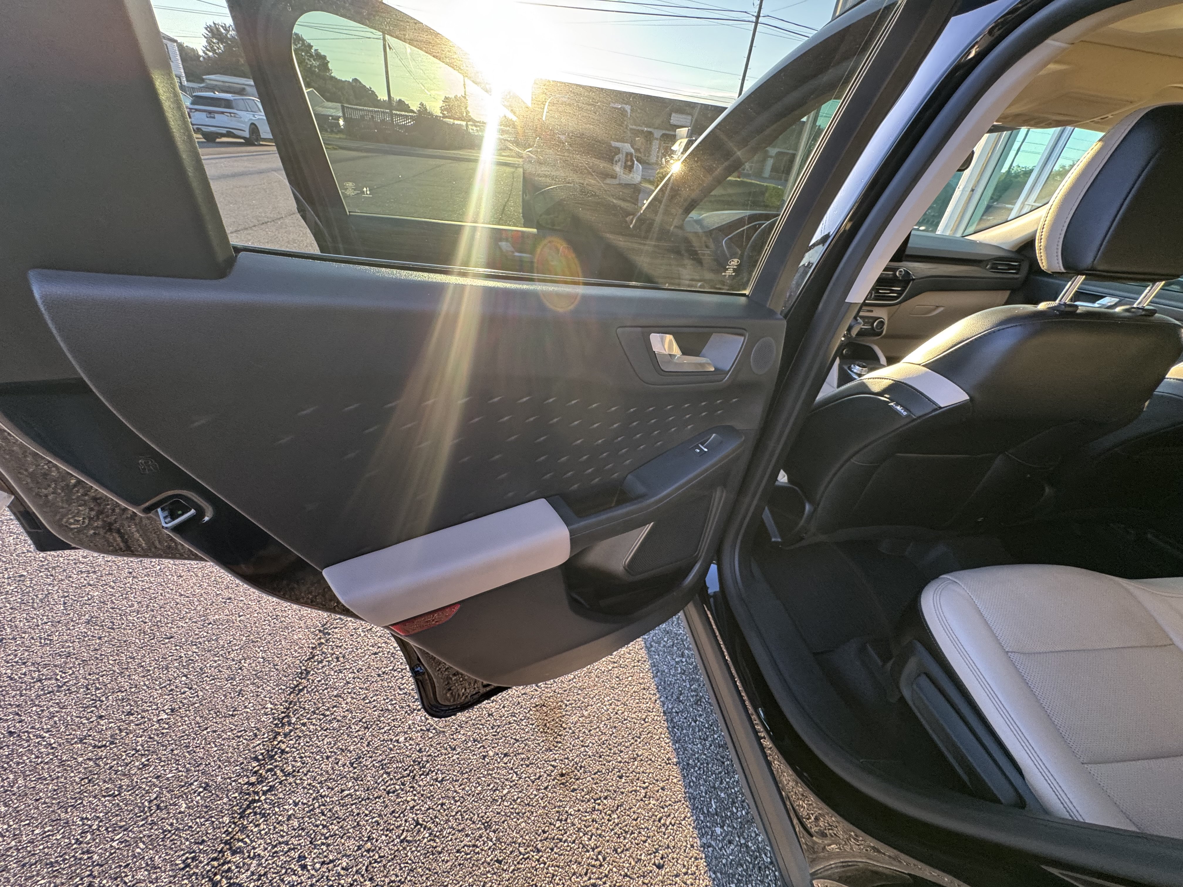Used 2020 Ford Escape Titanium FWD image 9