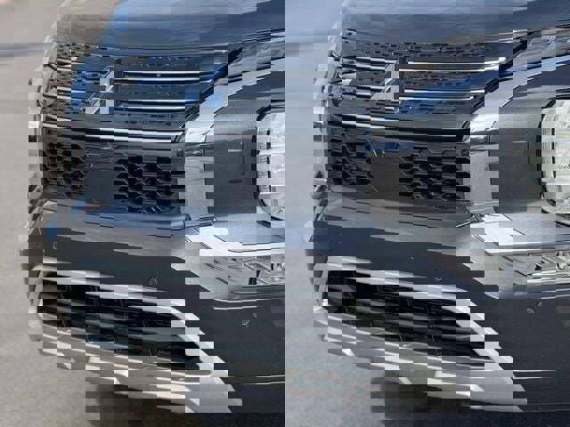 Used 2025 Mitsubishi Outlander SEL image 2