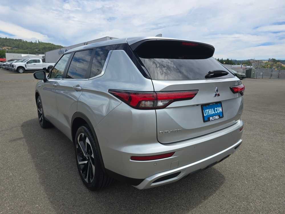Used 2024 Mitsubishi Outlander SE AWD/4WD image 3