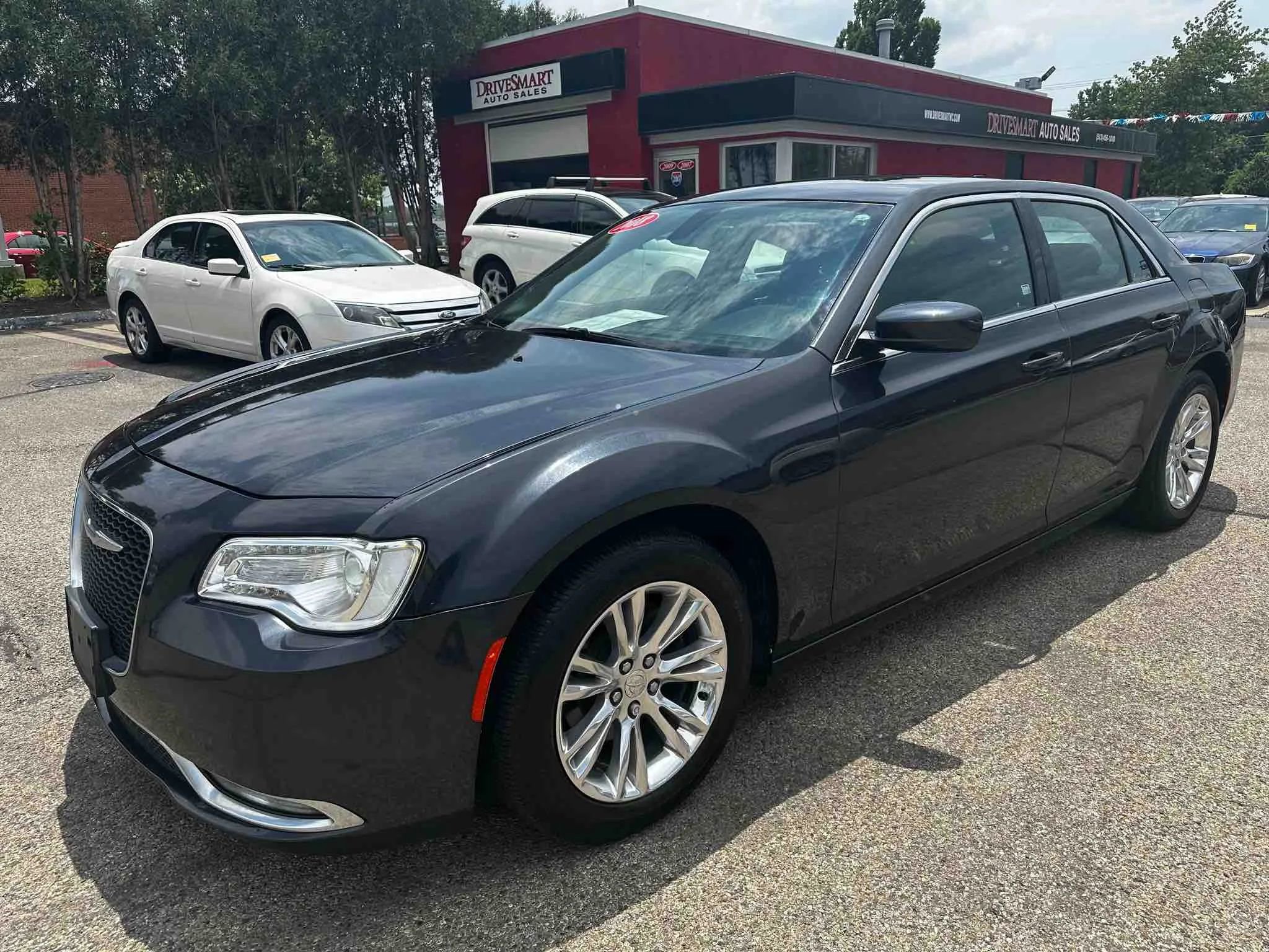 Used 2018 Chrysler 300 Touring w/ Driver Convenience Group image 5