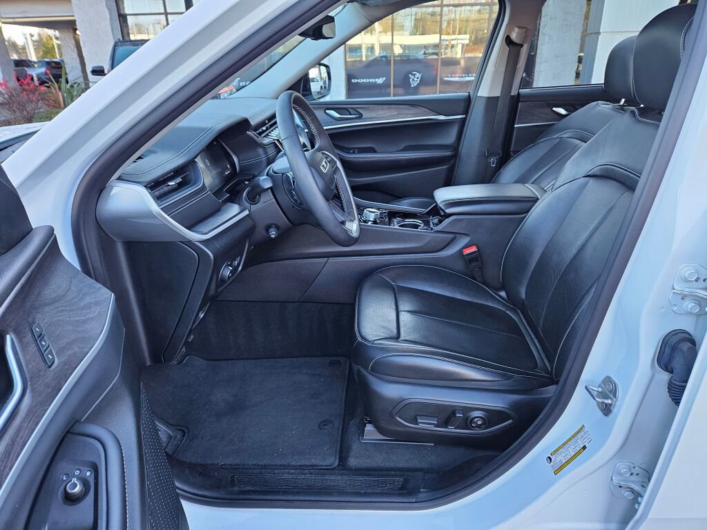 Used 2023 Jeep Grand Cherokee Limited w/ Luxury Tech Group II image 16