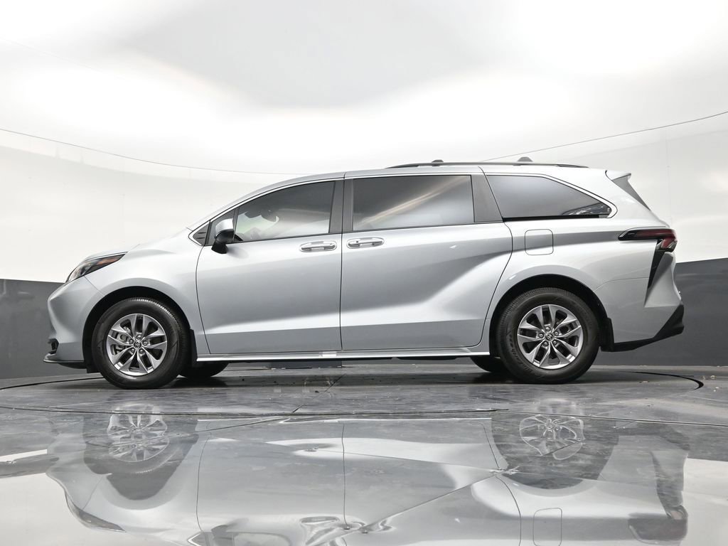 Used 2025 Toyota Sienna XLE image 21