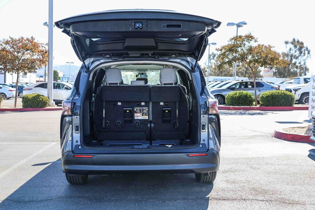 Certified 2025 Toyota Sienna LE FWD image 27