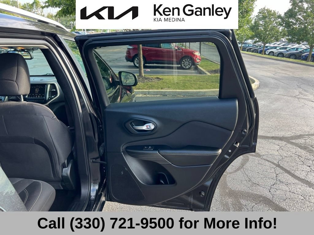 Used 2015 Jeep Cherokee Latitude w/ Cold Weather Group AWD/4WD image 48