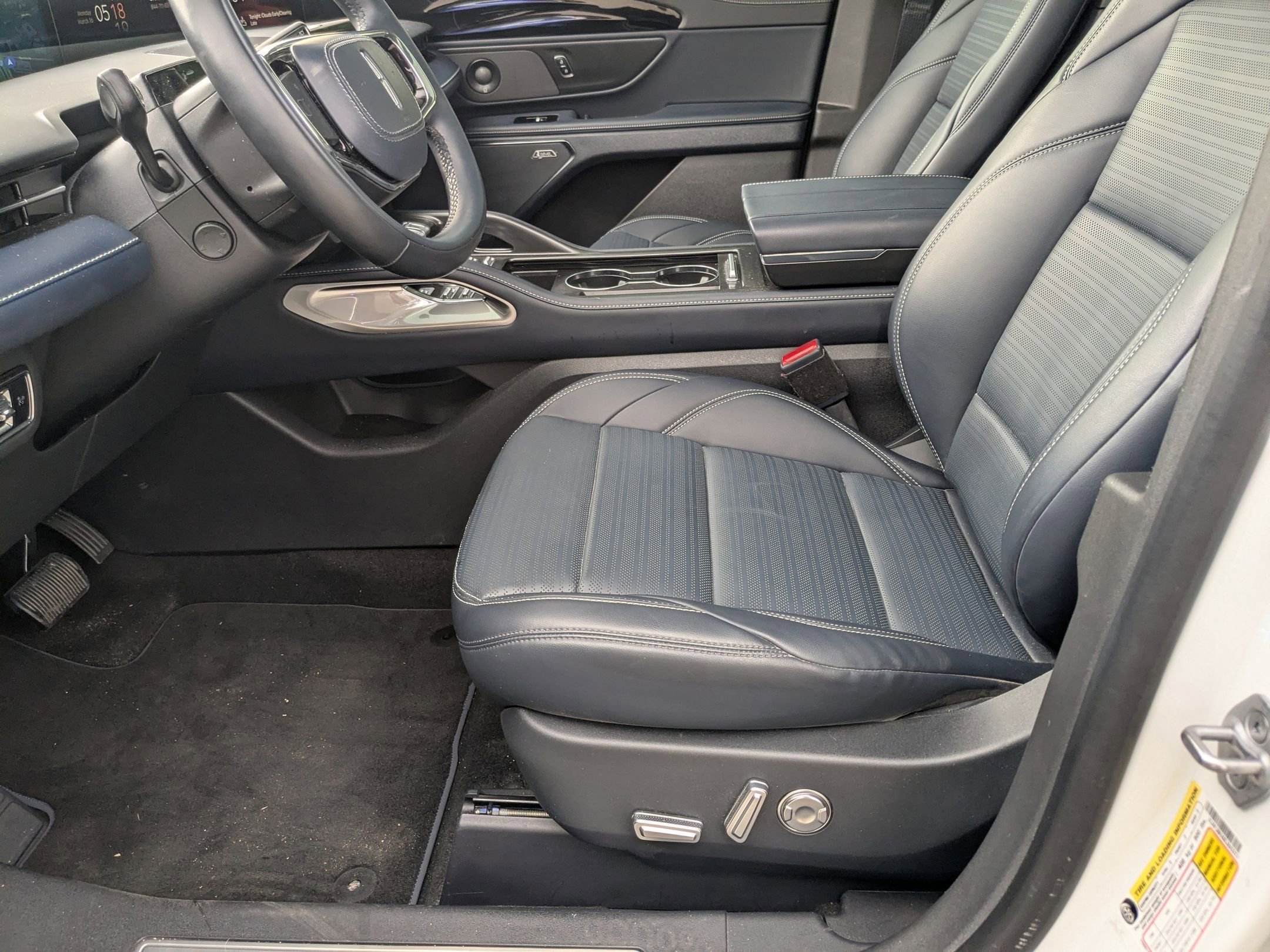 Used 2025 Lincoln Nautilus Reserve image 11