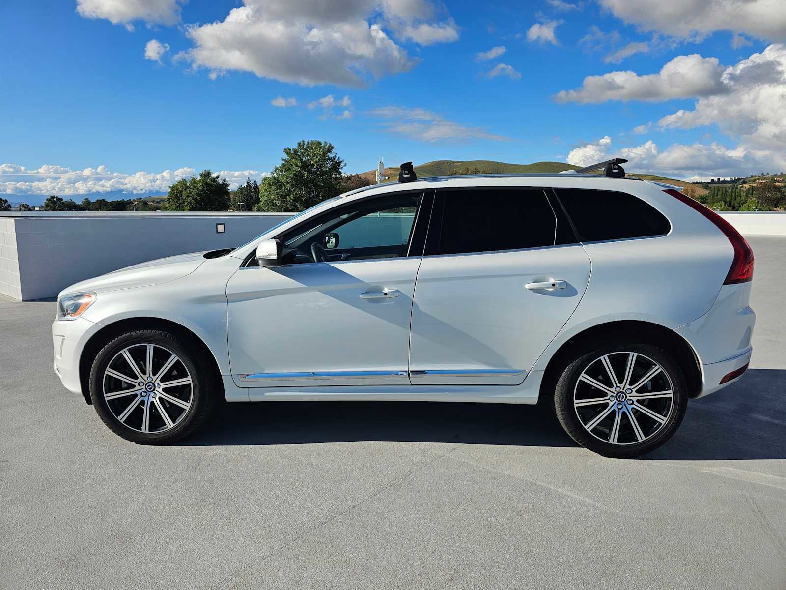 Used 2016 Volvo XC60 T6 Platinum w/ Climate Package image 2
