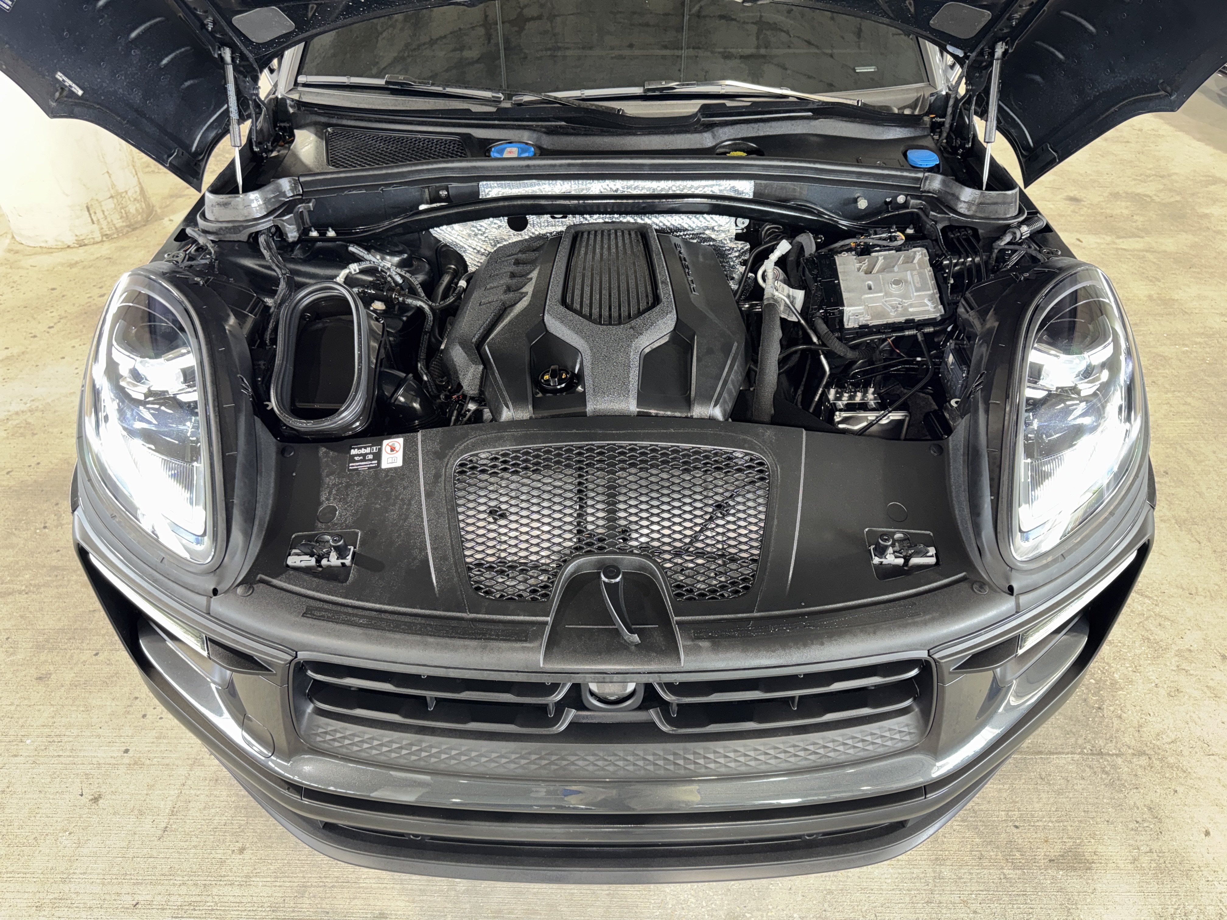 Used 2025 Porsche Macan AWD/4WD image 36