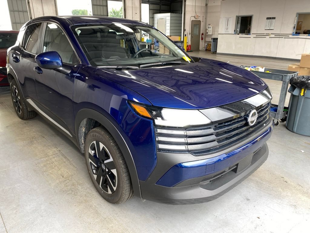 Used 2025 Nissan Kicks SV AWD/4WD image 1