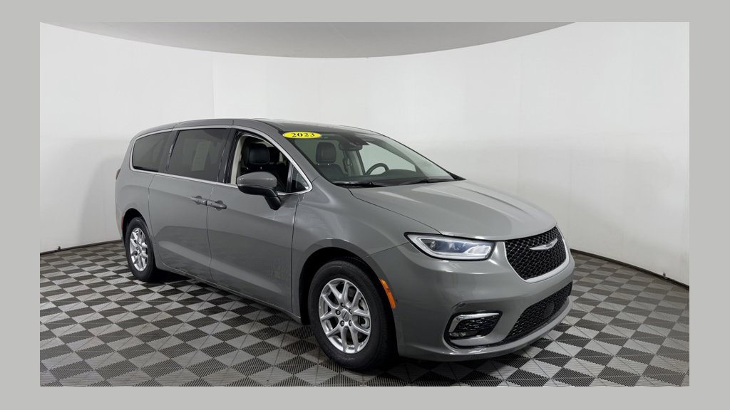 Used 2023 Chrysler Pacifica Touring-L