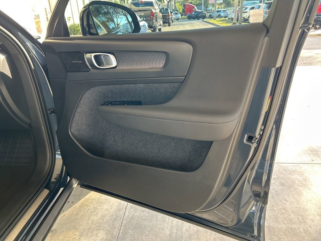 Used 2022 Volvo XC40 T5 R-Design w/ Advanced Package image 26