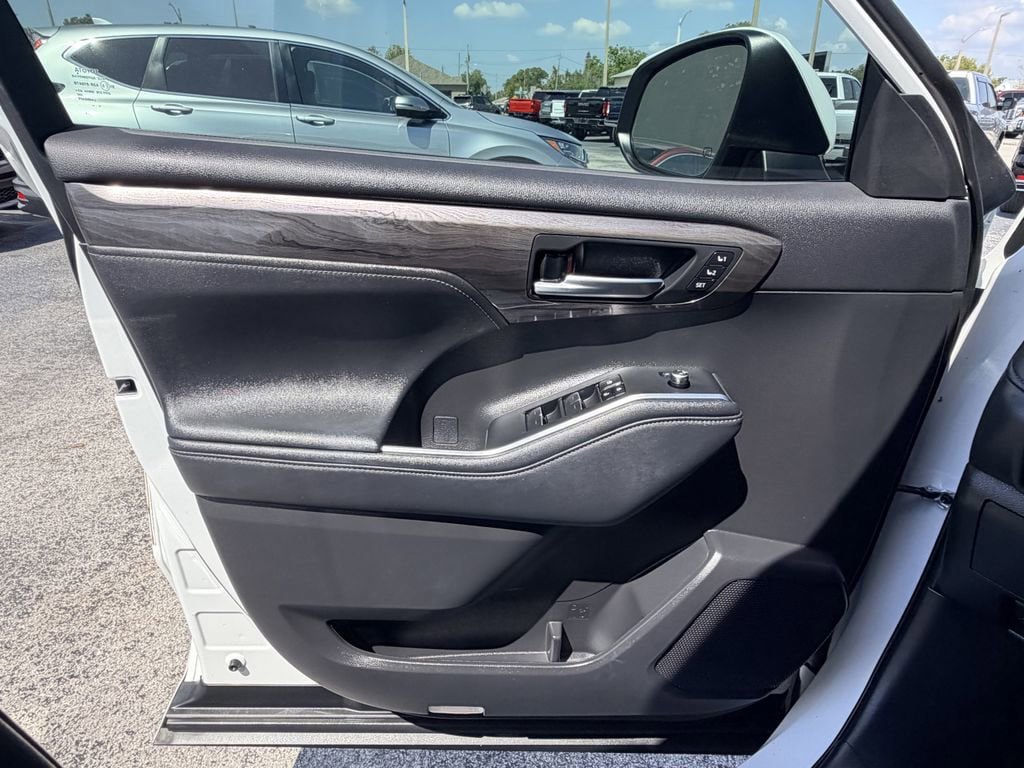 Used 2023 Toyota Highlander Limited image 23