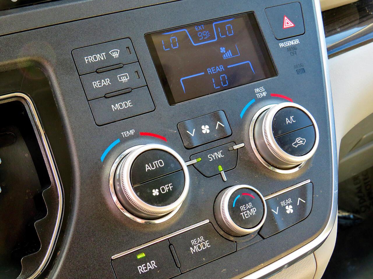 Used 2018 Toyota Sienna XLE image 25