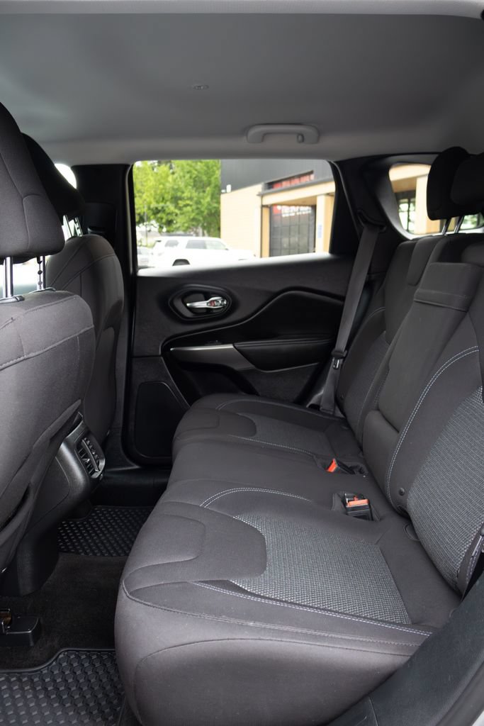 Used 2019 Jeep Cherokee Latitude w/ Cold Weather Group FWD image 14