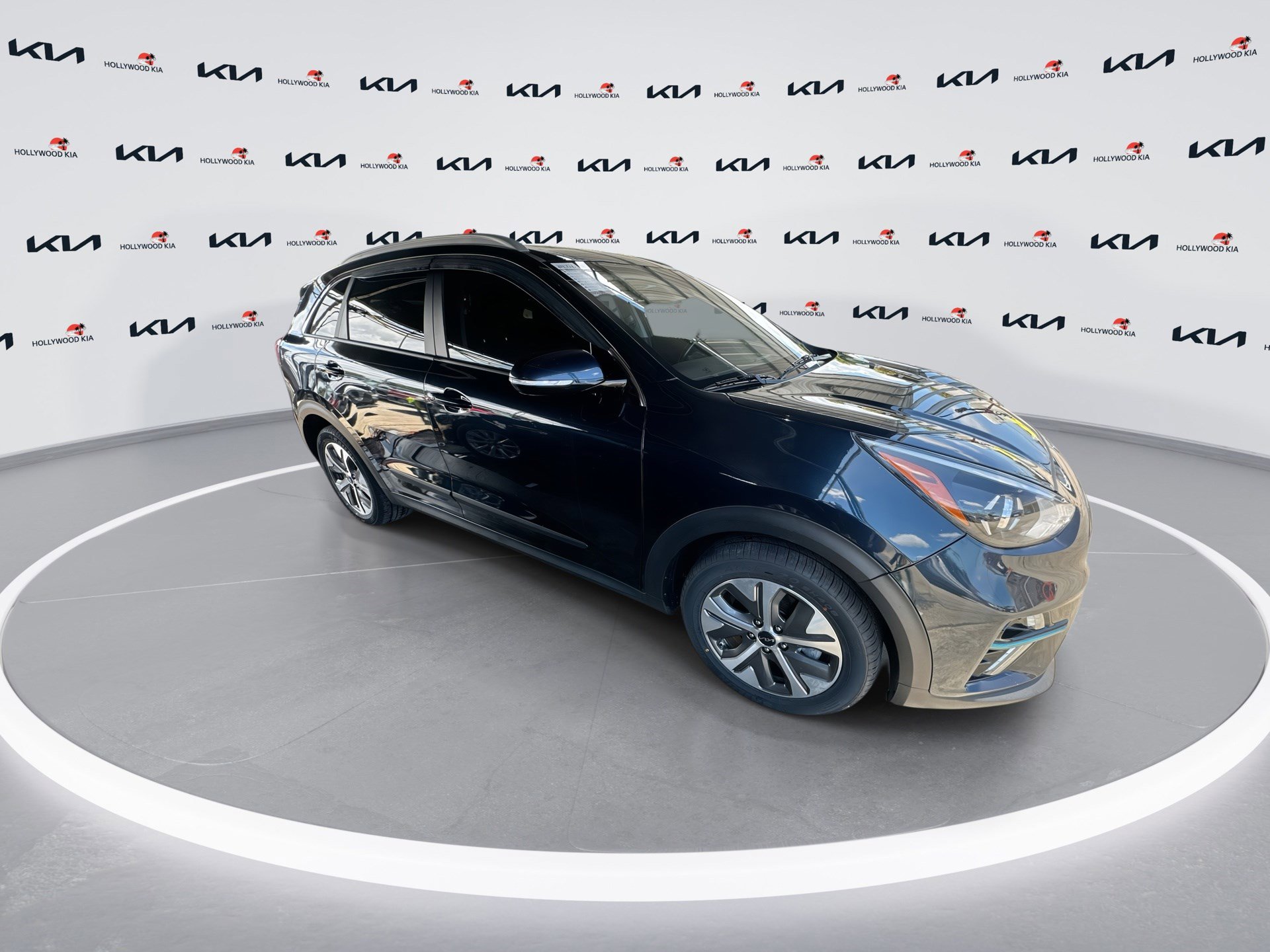 Used 2022 Kia Niro EX Premium w/ Cold Weather Package image 2